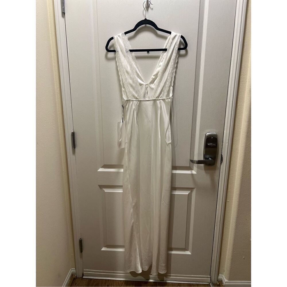 NIA AURELIE Maxi Satin Dress featuring lace detailing WHITE size S - Picture 5 of 7